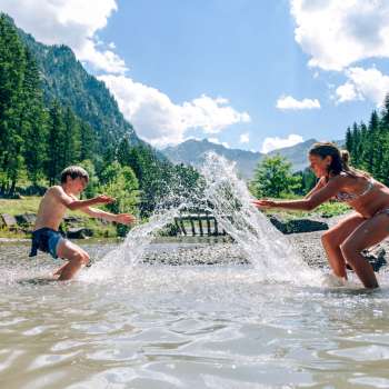 Children splash around in the Gänglesee lake Steg