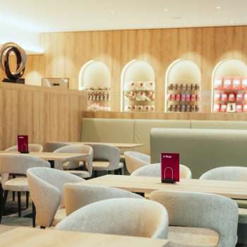 Modern café with light wooden elements, stylish seating areas and an inviting atmosphere