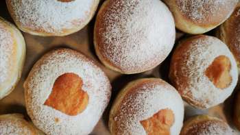 Picture from above of fine doughnuts