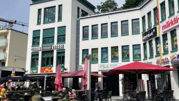 Exterior view of the Balu bakery and pastry shop with its cozy terrace
