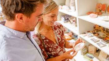Couple examine great products from Liechtenstein in the Hoi-Laden