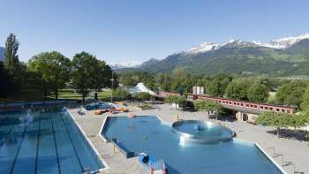 General view of the Mühleholz outdoor pool with several pools and a magnificent Alpine panorama in the background.