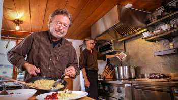 Martin Real cooks the Liechtenstein specialty "Rebel" with his son Michael