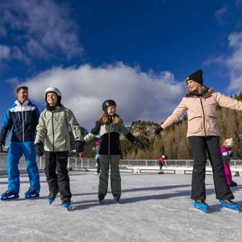 Family ice skating in Malbun