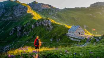 Hikers on Route 66 with a view of the Pfälzer hut
