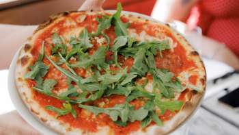 Caprese salad with tomatoes, mozzarella, basil and balsamic dressing, accompanied by fresh bread