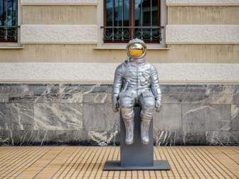 Silver astronaut sculpture with gold-colored visor at the Bad Ragartz sculpture exhibition in Vaduz