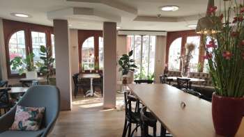 View of the lovingly furnished café at Georg Brot & Kaffee