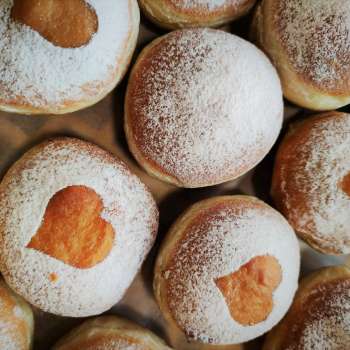 Picture from above of fine doughnuts