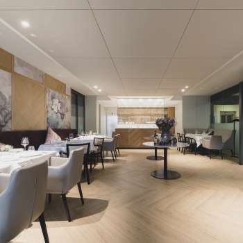 Spacious dining area with an elegant atmosphere, large tables and modern seating
