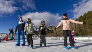 Family ice skating in Malbun