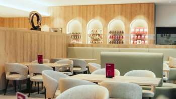 Modern café with light wooden elements, stylish seating areas and an inviting atmosphere