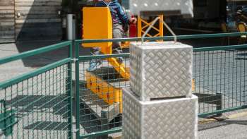 Child playing with an excavator in front of the Schlucher-Treff