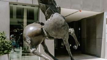 Bronze sculpture "Grande Cavallo" by Nag Arnoldi shows a rearing horse in front of a modern building in Vaduz.