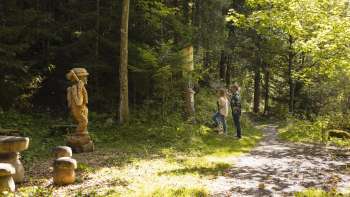 Wooden figure on the Walser Saga Trail