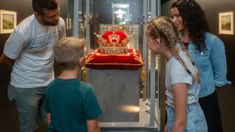 Family in the Liechtensteinische SchatzKammer