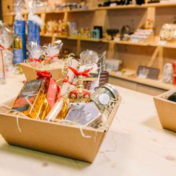 High-quality gift basket with specialties from Liechtenstein, decoratively arranged in the Liechtenstein Center.