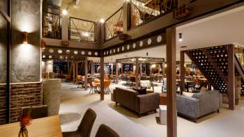 Elegant lounge area with modern design, stylish seating areas and open gallery in the ESSwerk