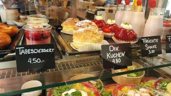 Varied selection of cakes, tarts and fresh snacks in the showcase of Café 44 Café im Hof