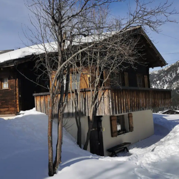 Exterior view winter holiday home Auszeit