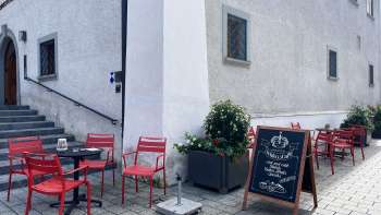 Red tables and chairs in front of the Liechtensteinisches LandesMuseum