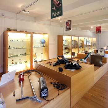 Exhibition in the Lawena Museum with showcases, old household appliances and a historical collection of vacuum cleaners.