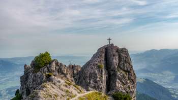Drei Schwestern mountain chain with two summit crosses and sweeping views over the valley and surrounding mountains