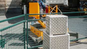 Child playing with an excavator in front of the Schlucher-Treff