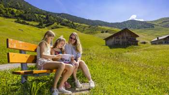 Family guessing during the detective trail in Malbun