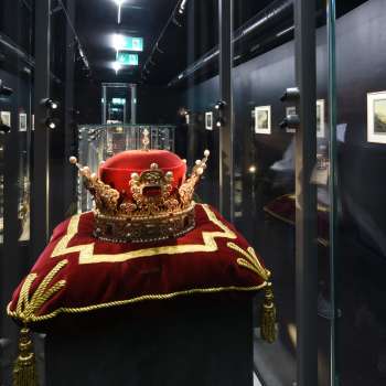 Exhibit with princely hat in the Liechtenstein TreasureChamber, presented on a velvet cushion