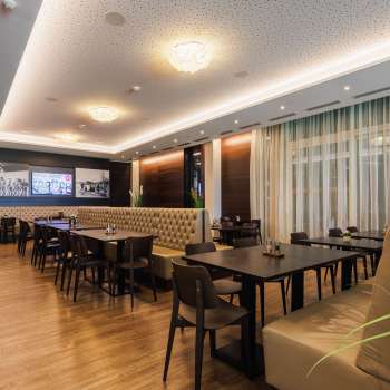 Elegant room in the Kommod restaurant with symmetrical arrangement and cozy atmosphere.