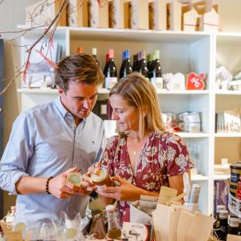 A couple discovers regional specialties in the Hoi-Laden in Vaduz - experience authentic products from Liechtenstein up close.