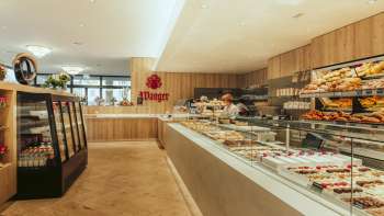 Sales area in Café Wanger with various cakes and other delicacies on the counter