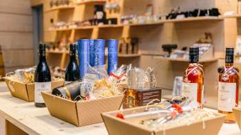 Gift basket with wine, honey and delicacies from Liechtenstein at the Liechtenstein Center.