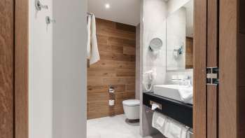 Modern bathroom at the Kommod Hotel