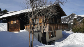 Exterior view winter holiday home Auszeit