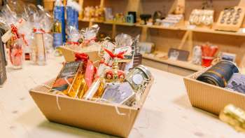 High-quality gift basket with specialties from Liechtenstein, decoratively arranged in the Liechtenstein Center