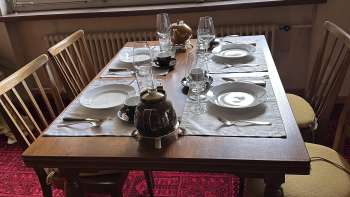A set table in the Bärgrhi vacation home