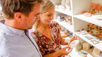 Couple examine great products from Liechtenstein in the Hoi-Laden