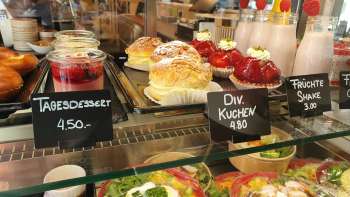 Varied selection of cakes, tarts and fresh snacks in the showcase of Café 44 Café im Hof