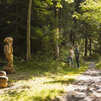 Wooden figure on the Walser Saga Trail