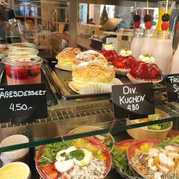 Varied selection of cakes, tarts and fresh snacks in the showcase of Café 44 Café im Hof