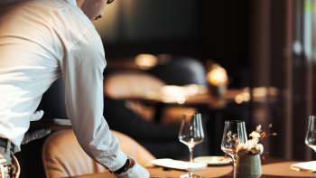 Spacious dining area with an elegant atmosphere, large tables and modern seating