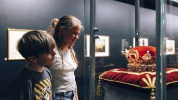 Children admire the Prince's Crown in the Liechtenstein Treasury