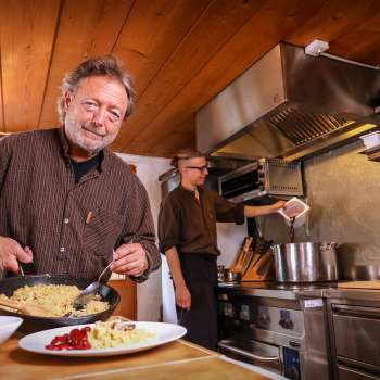 Martin Real cooks the Liechtenstein specialty "Rebel" with his son Michael