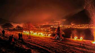 Spectators watch the sparkling spectacle at night with a view of the illuminated Rhine Valley