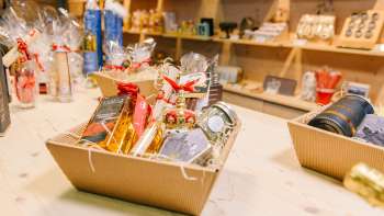 High-quality gift basket with specialties from Liechtenstein, decoratively arranged in the Liechtenstein Center.