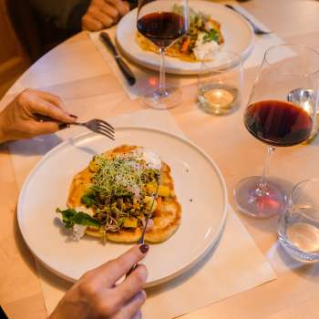Close-up of a stylishly prepared main course with red wine at Gasthof Au.