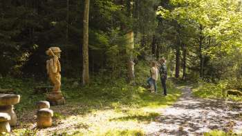 Wooden figure on the Walser Saga Trail