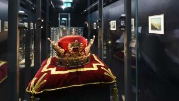 Exhibit with princely hat in the Liechtenstein TreasureChamber, presented on a velvet cushion